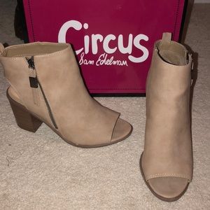 Circus by Sam Edelman Kammi, Oatmeal boot size 9.5
